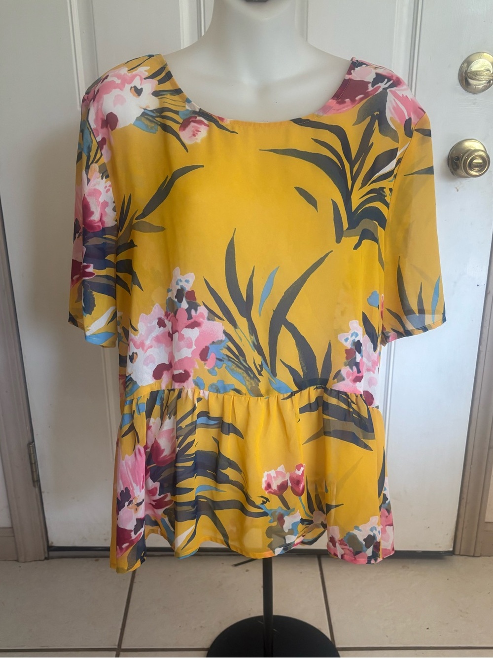 Med Gibson Latimer yellow floral/leaf Short sleeve peplum hem blouse.  In EUC!